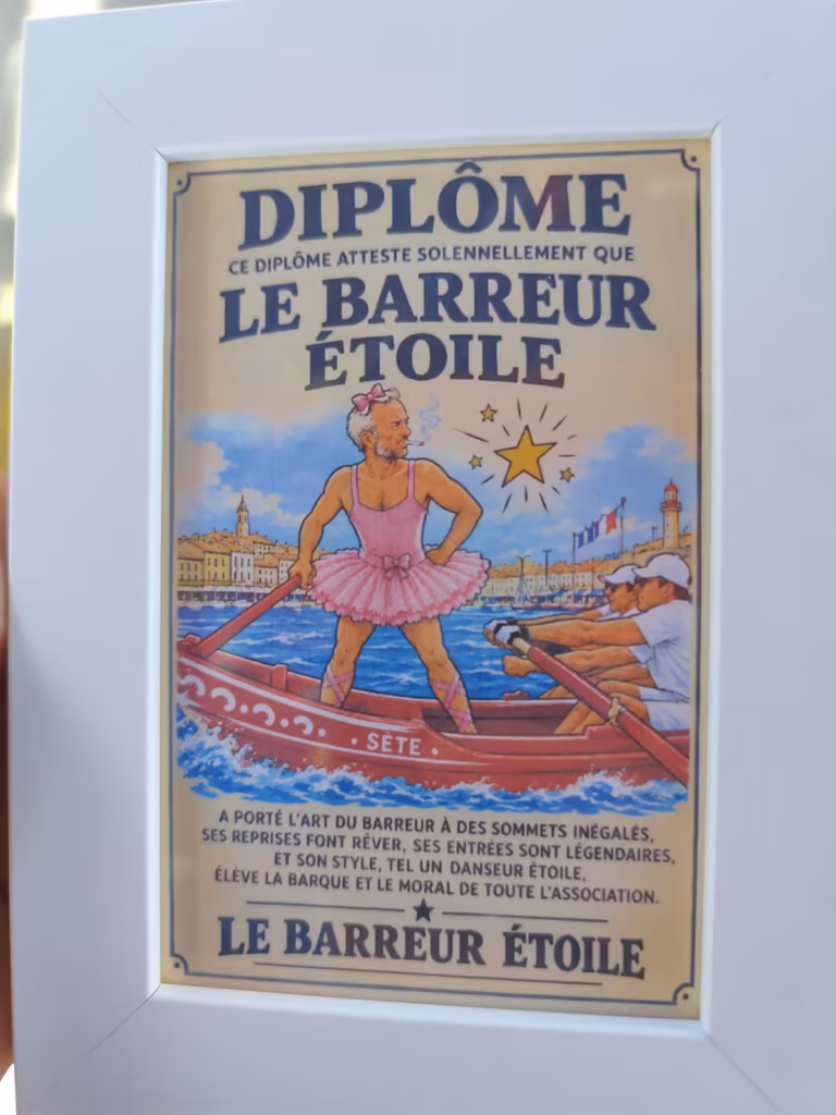 Tournoi des Rameurs Sétois 2026 à Sète : la victoire de Sandro Minarro - diplome barreur etoile rameurs setois Diplôme humoristique du Barreur Étoile, un rameur costumé en tutu rose à la barre de la barque