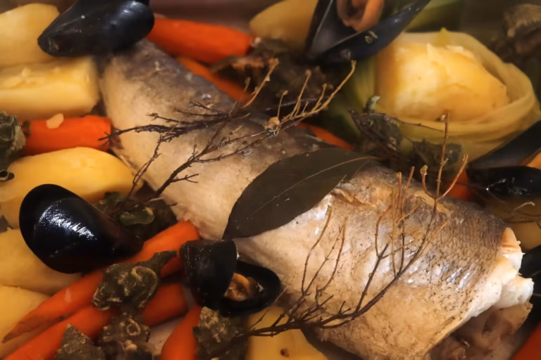 Plat d'eau sel sétoise : poisson poché, moules, escargots de mer, légumes