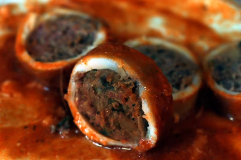 Encornet farci nappé de sauce à l'américaine dans l'assiette