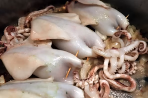 Encornets farcis qui reviennent dans la casserole avec leurs pattes