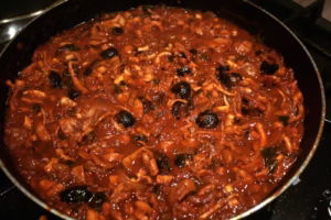 Farce de la tielle sétoise terminée, poulpe et olives noires en sauce tomate