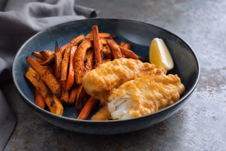 Fish and chips de maigre avec frites de patate douce et carotte au paprika