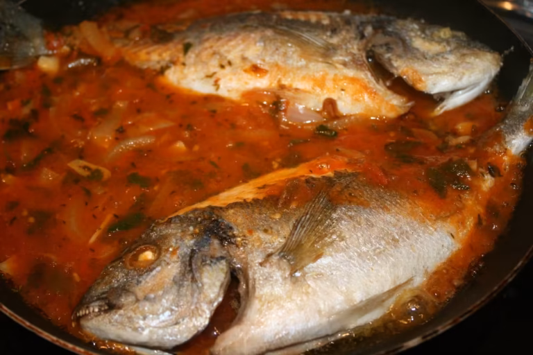 Gibelotte : deux daurades mijotant dans la sauce tomate au vin blanc