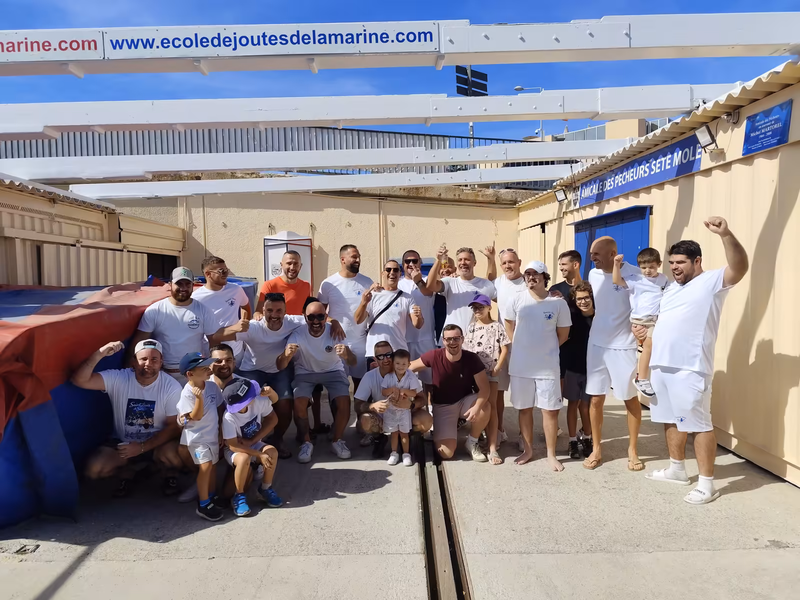 Tournoi des Rameurs Sétois 2026 à Sète : la victoire de Sandro Minarro - groupe rameurs setois tournoi 2026 quai Les Rameurs Sétois réunis sur le quai après le tournoi 2026 près de l'École de Joutes de la Marine