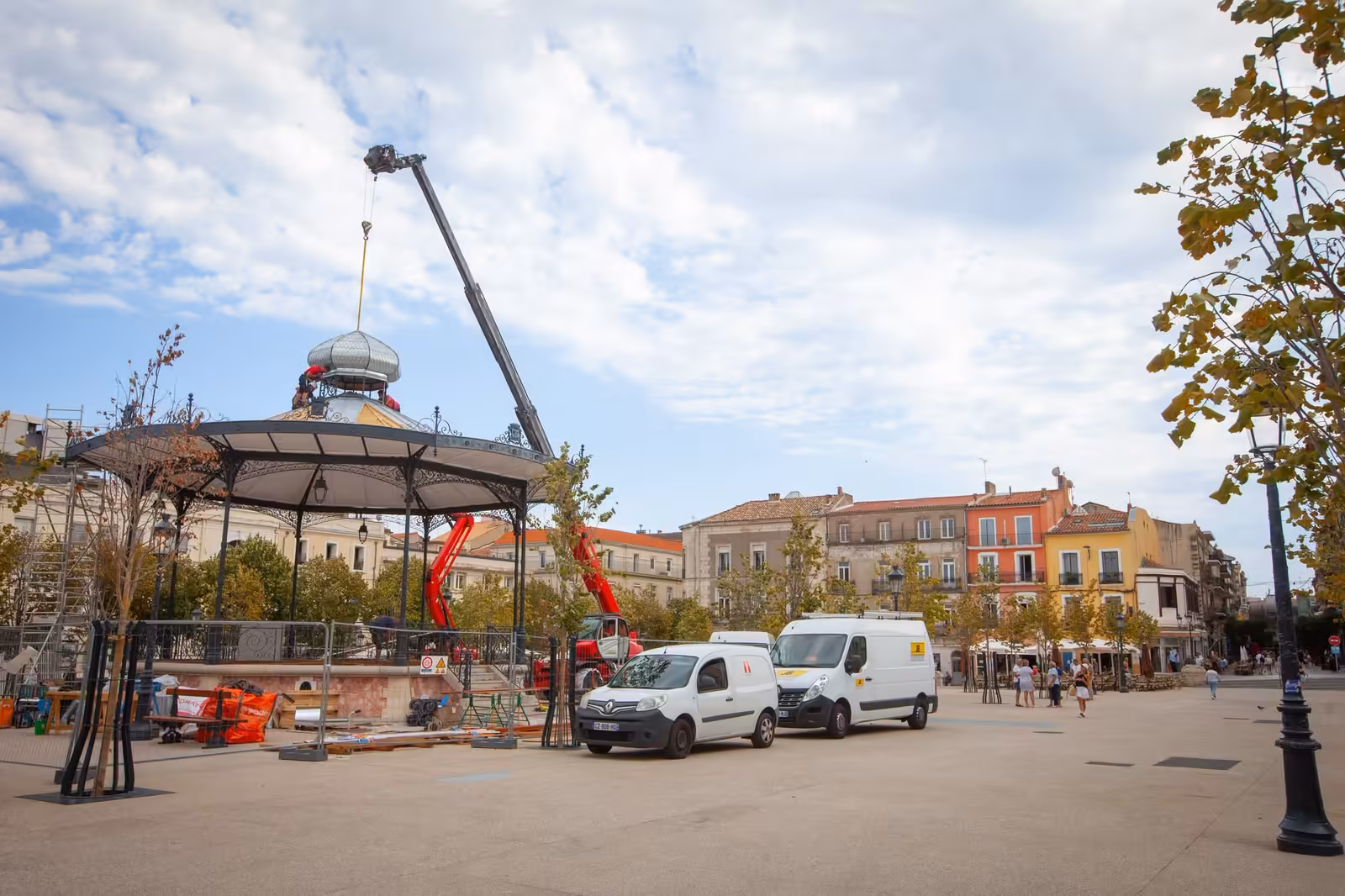 Grue hissant le campanile du kiosque Franke au-dessus de la place Aristide Briand à Sète