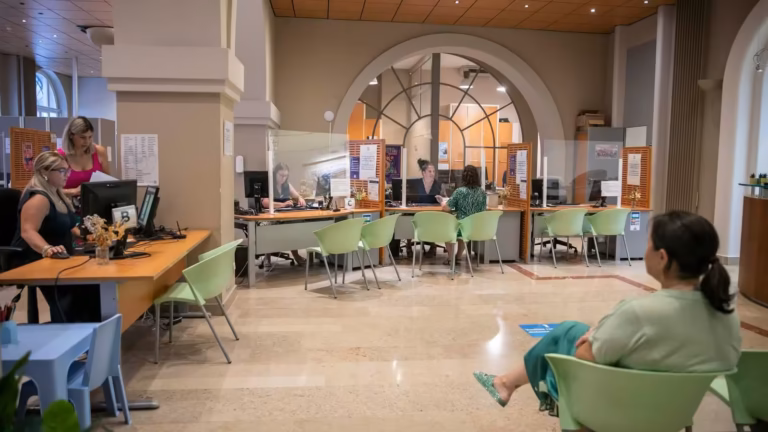 Guichet unique et État civil de la mairie de Sète, agents et usagers dans le hall d'accueil