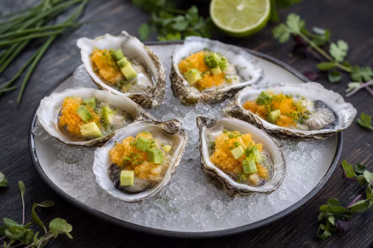 Huitres fraiches surmontees de granite de mangue, avocat, ciboulette et citron vert
