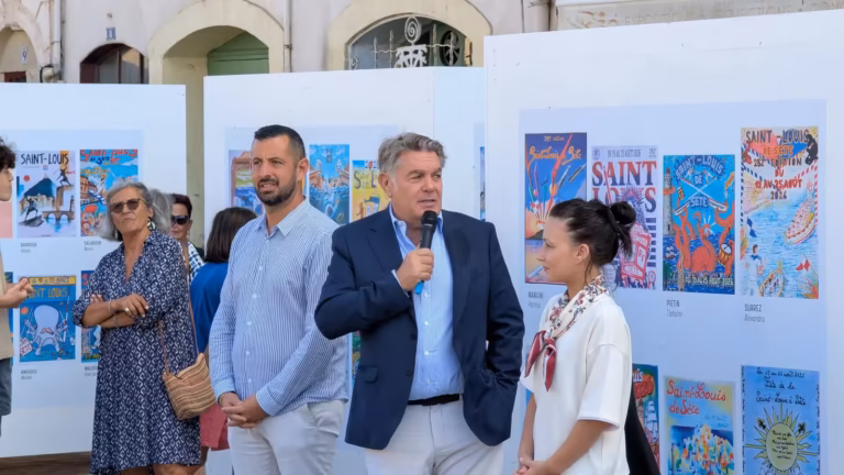 Hervé Marquès, maire de Sète, inaugure l'exposition des affiches de la Saint-Louis quai Suquet