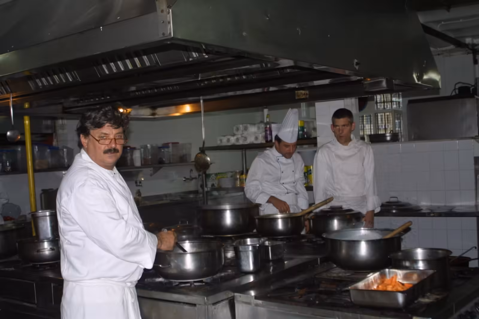Jean Brunelin aux fourneaux dans les cuisines du Pera Palace à Istanbul