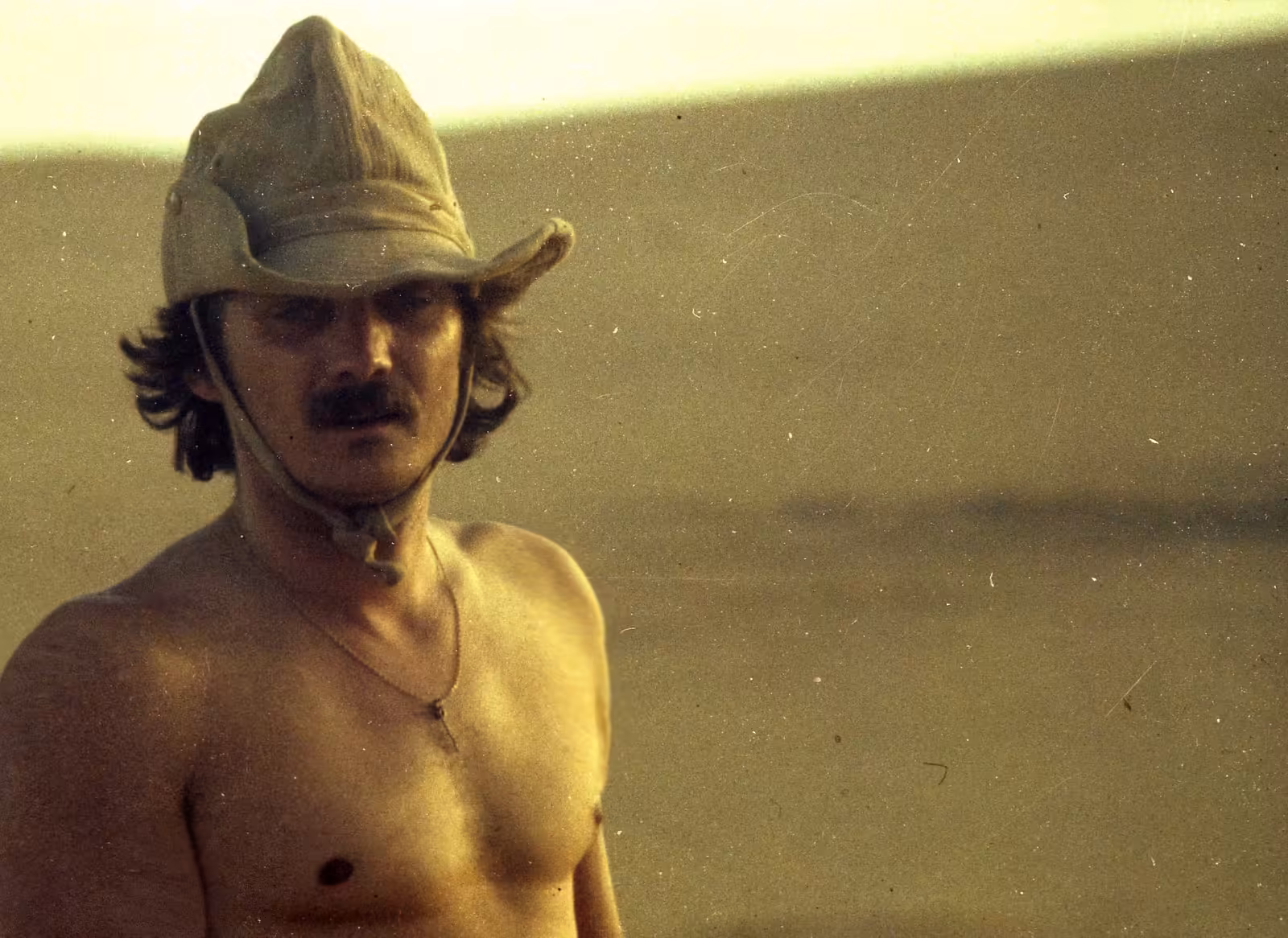 Jean Brunelin jeune, coiffé d'un chapeau de brousse, dans les dunes du Sahara en 1975