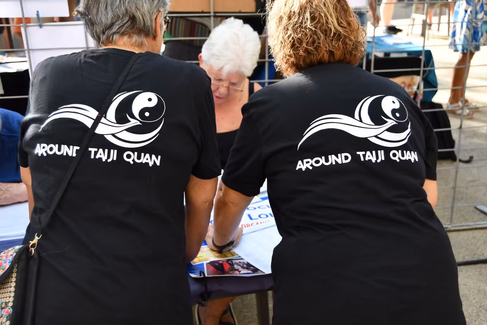 Bénévoles de l'association Around Taiji Quan sur leur stand à la Journée des Associations 2026 à Agde
