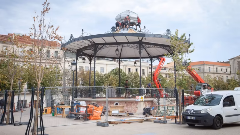 Pose du campanile en zinc sur la toiture du kiosque Franke, esplanade Aristide Briand à Sète