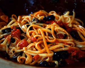 Linguine sautées dans la sauce puttanesca à feu vif