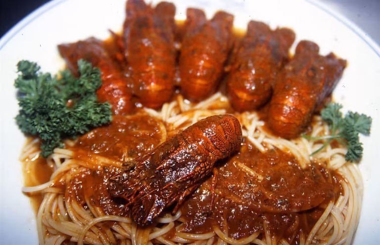 Macaronade aux cigales de Sète, spaghettis nappés de sauce tomate à l'écorce d'orange