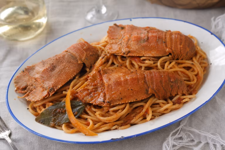 Macaronade aux cigales de Sète, spaghettis et sauce tomate sur plat en faïence