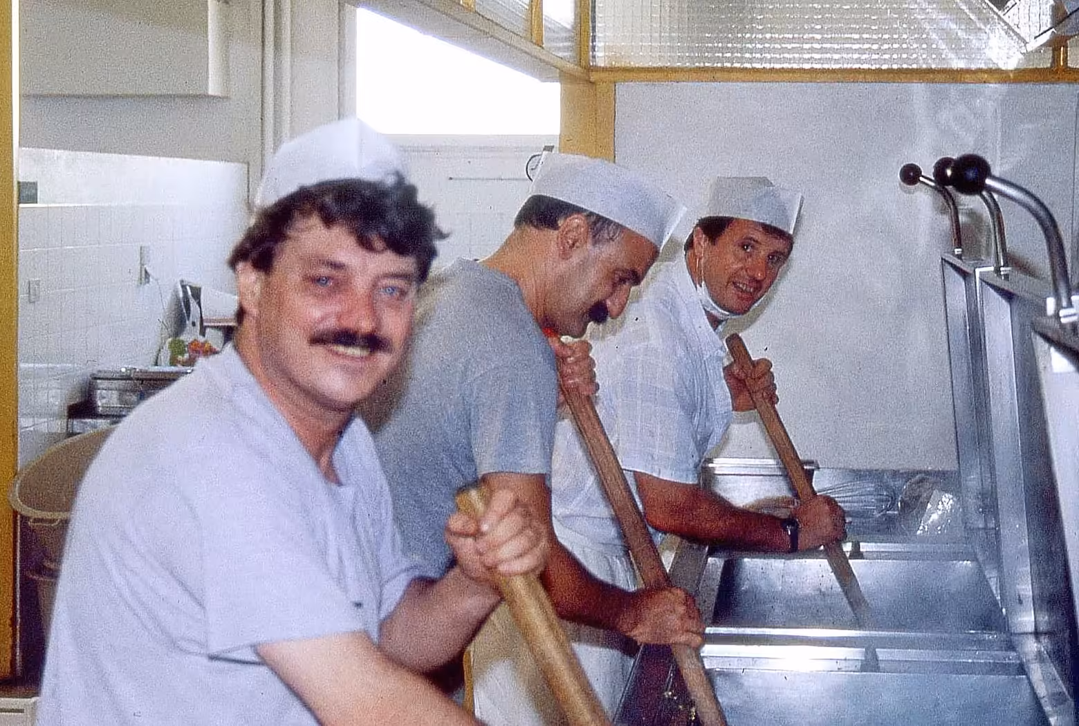 Jean Brunelin, Alain Delcamp et Yves Broussard tournant la macaronade géante dans les cuisines municipales en 1991