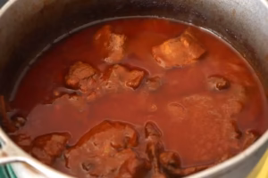 Macaronade rapide au mijotage, viande couverte de sauce tomate et vin rouge