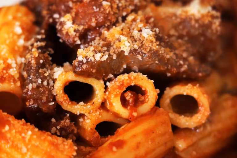 Parmesan et pecorino romano râpés sur les rigatoni de la macaronade
