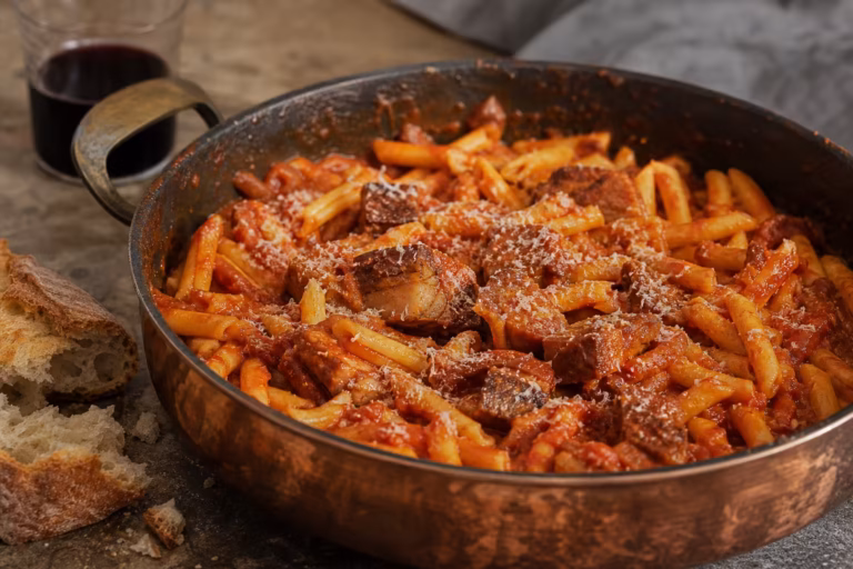 Macaronade rapide, pâtes sauce tomate et poitrine de porc dans une poêle en cuivre
