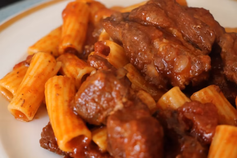 Portion de macaronade bâtarde à la poitrine de porc servie avec des rigatoni