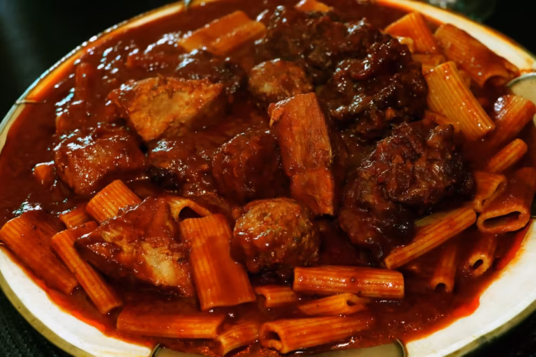 Assiette de macaronade sétoise avec rigatoni, brageole, croustillous et boulettes