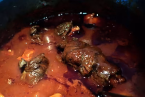 Brageoles de paleron en cours de mijotage dans la sauce tomate de la macaronade