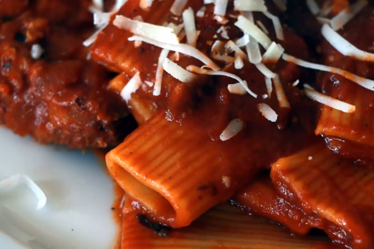 Rigatoni de macaronade sétoise nappés de sauce avec parmesan et pecorino râpés