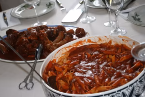 Macaronade sétoise servie en deux plats, les viandes d'un côté et les penne de l'autre
