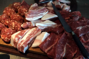 Viandes crues de la macaronade sétoise, boulettes, travers de porc et paleron de bœuf