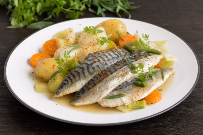 Maquereau poché à la ficelle servi avec pommes de terre et légumes du court-bouillon