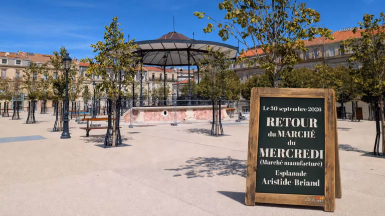 Ardoise du retour du marché du mercredi devant le kiosque de l'esplanade Aristide-Briand à Sète
