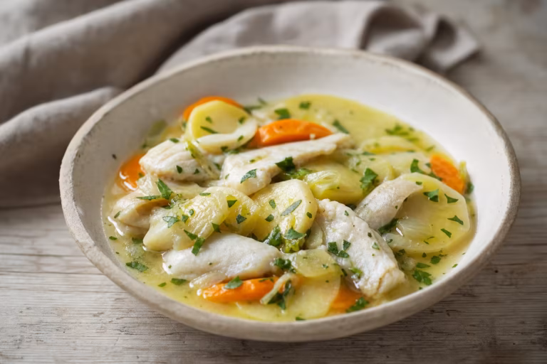 Matelote de roussette aux pommes de terre, carottes et persil