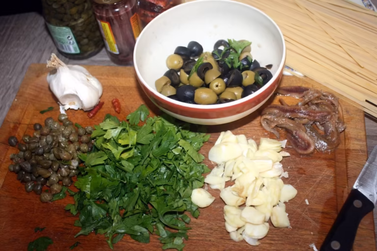 Câpres, ail, persil, olives et anchois avant la sauce