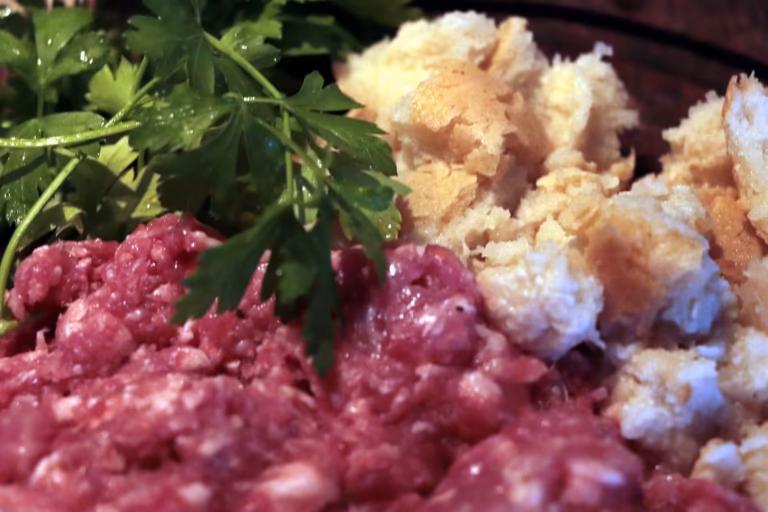 Chair à saucisse, pain trempé et persil pour la farce