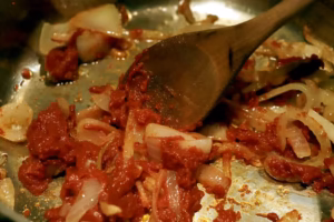 Concentré de tomates mélangé à l'oignon pour la sauce