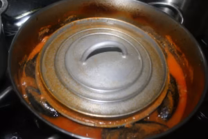 Poids posé sur les moules farcies pendant la cuisson