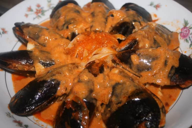 Moules farcies sétoises dressées en couronne, nappées de sauce