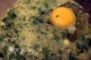 Œuf battu avec la persillade, ail et persil hachés