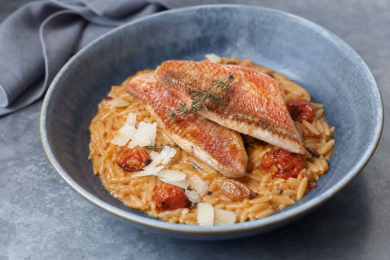 Orzotto crémeux aux tomates cerises rôties et filets de rouget barbet à la plancha