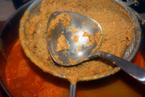 Soupe de poissons passée au moulin à légumes, résidu retenu et bouillon filtré
