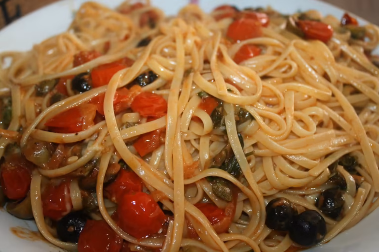 Pâtes à la puttanesca aux tomates cerises, olives et câpres