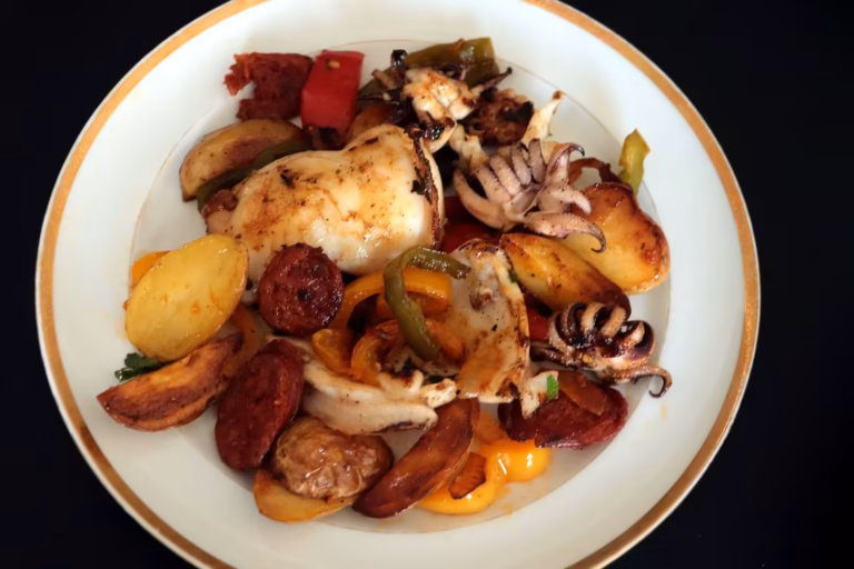 Assiette de petites seiches de Sète au chorizo, poivrons et pommes de terre
