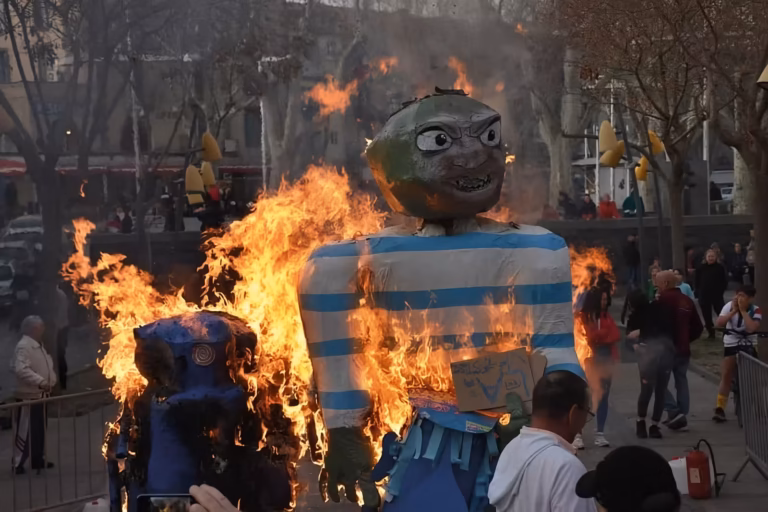 Le Pierrou en flammes sur le bûcher, à la fin du carnaval occitan d'Agde