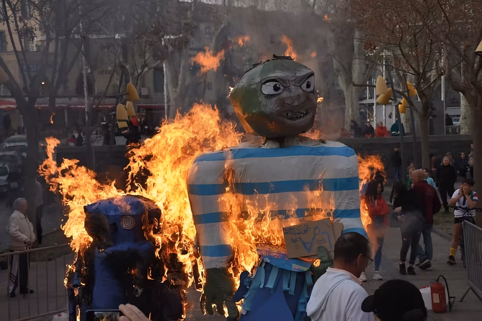 Le Pierrou en flammes sur le bûcher, à la fin du carnaval occitan d'Agde