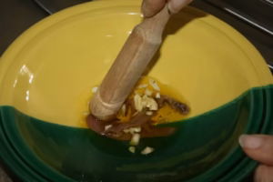 Ail et anchois pilés au mortier dans l'huile d'olive pour la pistade
