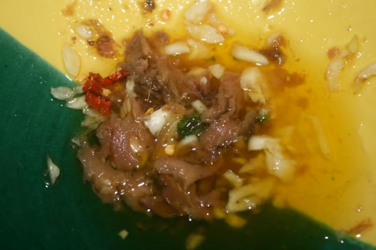 Pistade sétoise prête : ail, anchois, piment émietté, persil et huile d'olive
