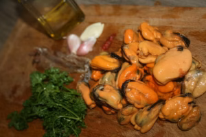 Moules décortiquées, ail, anchois, piment et persil pour le piste de moules