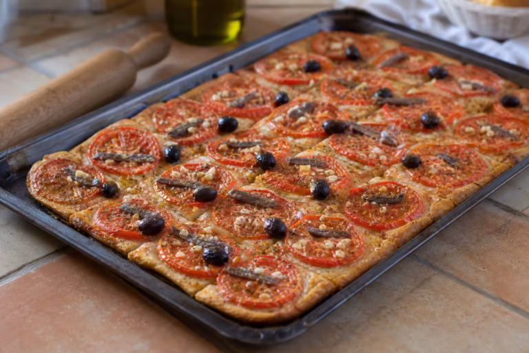 Pizza de Sète à l'ancienne, tomate fraîche, anchois, ail et olives noires