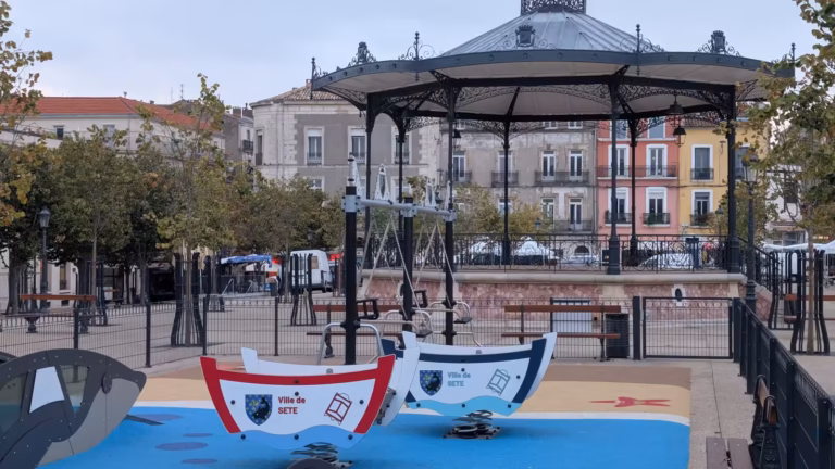 Jeux à ressort en forme de barques devant le kiosque à musique, place Aristide Briand