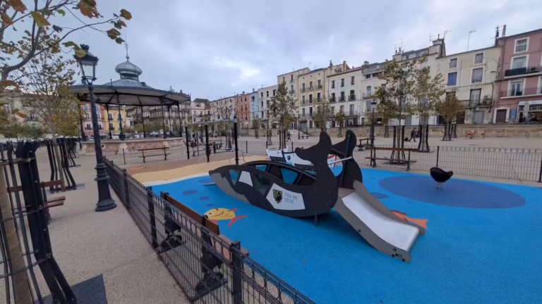 Toboggan en forme de baleine, kiosque à musique et façades de la place Aristide Briand au fond
